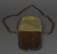 Plateau%20artist%2C%20%3Cb%3E%3Ci%3E%20Pommel%20Bag%3C%2Fi%3E%3C%2Fb%3E%2C%20ca.%201890%2C%20glass%20beads%20on%20hide%2C%20The%20Elizabeth%20Cole%20Butler%20Collection%2C%20no%20known%20copyright%20restrictions%2C%202012.67.25